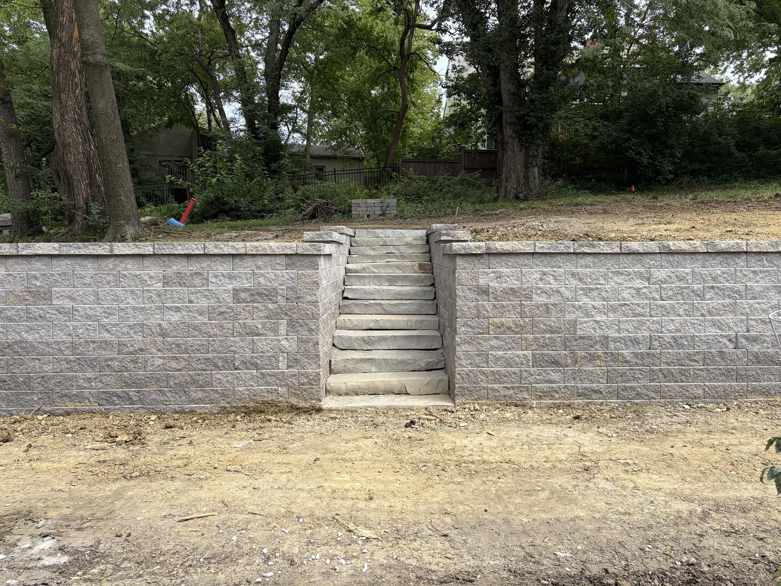 Block retaining wall with centered steps